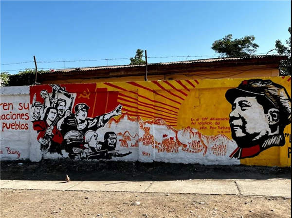 智利毛主义者举行纪念毛主席诞辰129周年的壁画活动