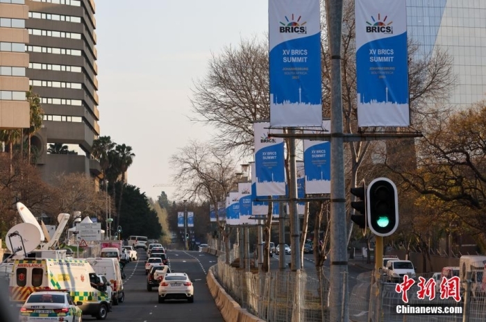 当地时间8月20日，南非约翰内斯堡大街上悬挂着金砖峰会条幅。金砖国家领导人第十五次会晤将于南非约翰内斯堡举行。<a target='_blank'  data-cke-saved-href='/' href='/'>中新社</a>记者 盛佳鹏 摄