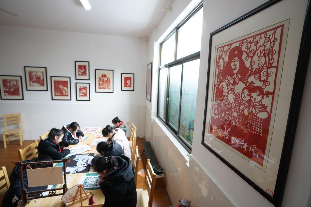 2023年2月24日，江苏南通金沙小学的学生在创作雷锋主题的剪纸作品。新华社记者 季春鹏 摄